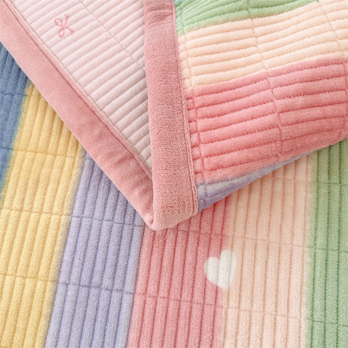 91家纺网 家纺一手货源 找家纺 梵朴 2024新款牛奶绒直角包边床盖 彩虹条