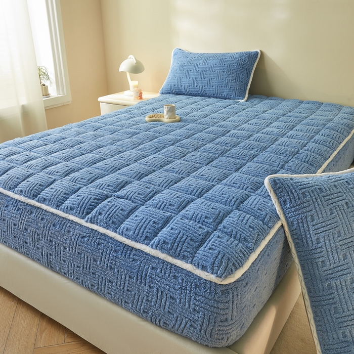 91家纺网 家纺一手货源 找家纺 卡伦家纺 2025新款塔芙绒方格纹加厚保暖夹棉床笠 格纹宝蓝