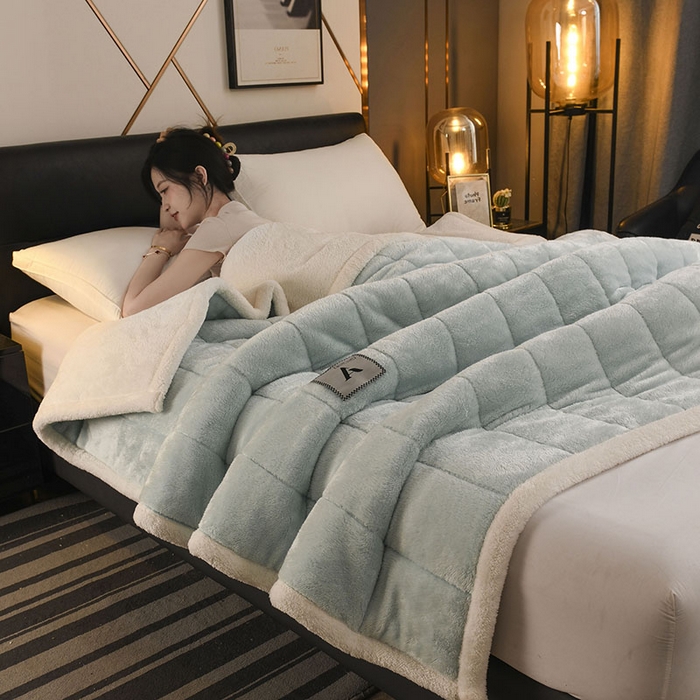 91家纺网 家纺一手货源 找家纺 恋绒家纺 2025新款加厚三层毛毯被牛奶绒复合毯子夹棉盖毯午睡毯子法莱绒毛毯 （亲肤绒-）-天空蓝
