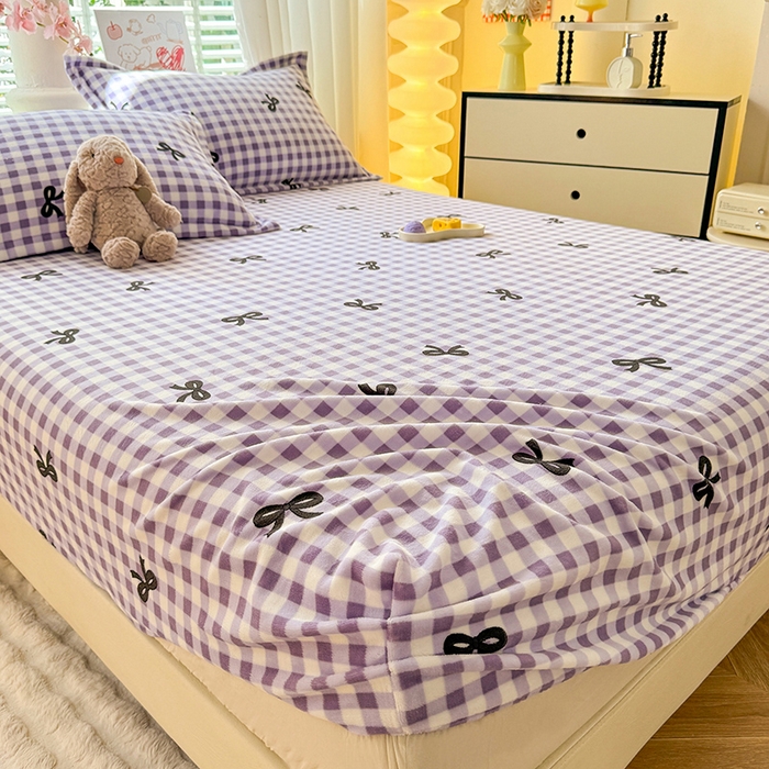 91家纺网 家纺一手货源 找家纺 妖妖家纺 2024新款200克牛奶绒单床笠 格子蝴蝶结-紫