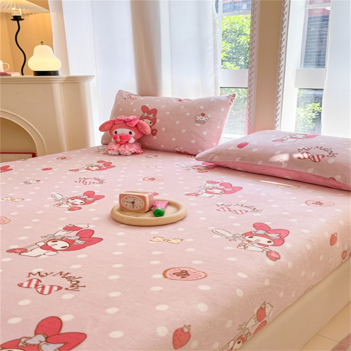 91家纺网 家纺一手货源 找家纺 博雅 2024新款三丽鸥牛奶绒小版床笠系列 牛奶绒小版-奶油美乐蒂