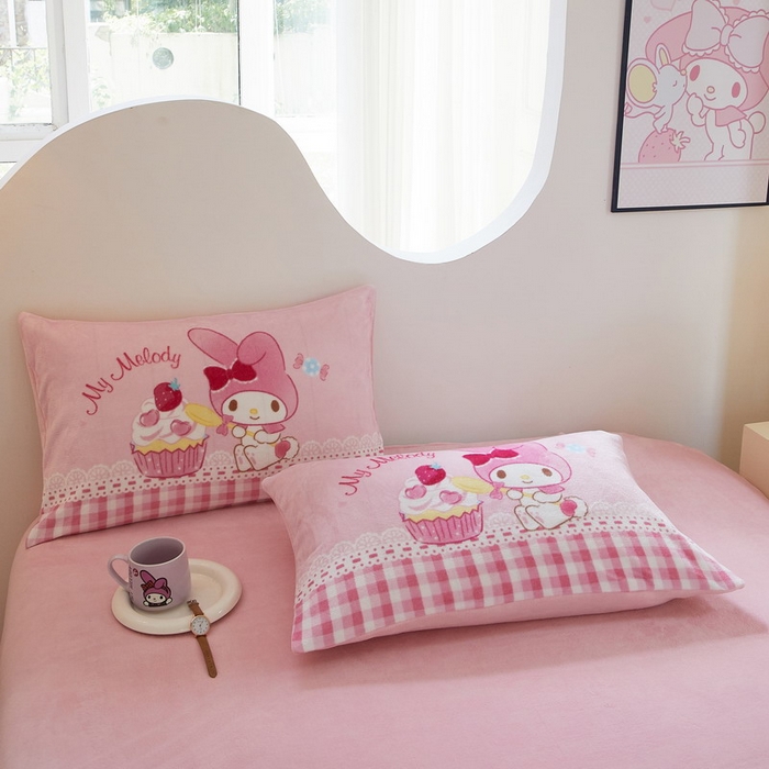 91家纺网 家纺一手货源 找家纺 蘭菲家纺 2024新款牛奶绒卡通三丽鸥四件套 生日快乐