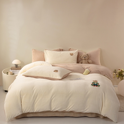 沐晴家纺 2024新品秋冬加厚牛奶绒纯色简约绣花卡通四件套 滑板熊（白+米驼）