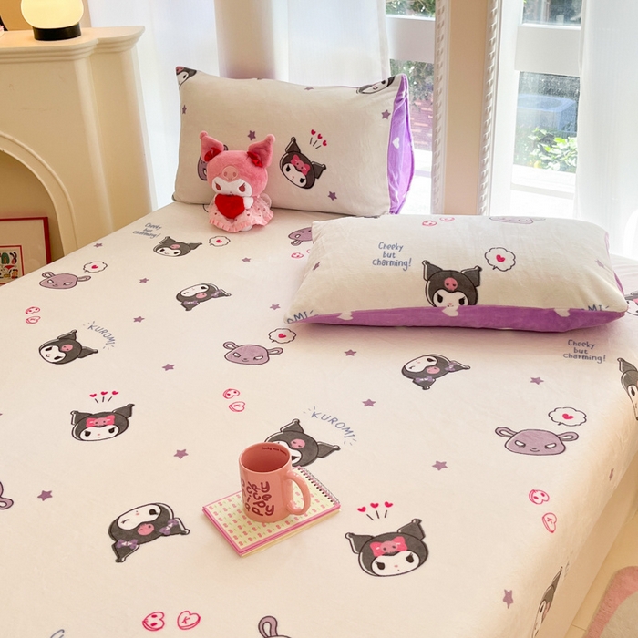 91家纺网 家纺一手货源 找家纺 博雅 2024新款三丽鸥牛奶绒小版床笠系列 牛奶绒小版-满版库洛米