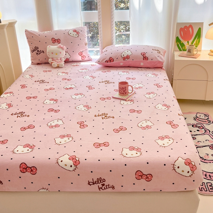 91家纺网 家纺一手货源 找家纺 博雅 2024新款三丽鸥牛奶绒小版床笠系列 牛奶绒小版-蝴蝶结KT猫