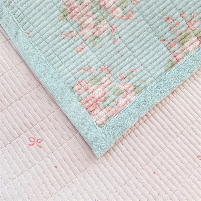 91家纺网 家纺一手货源 找家纺 梵朴 2024新款牛奶绒直角包边床盖 欧风花影-蓝