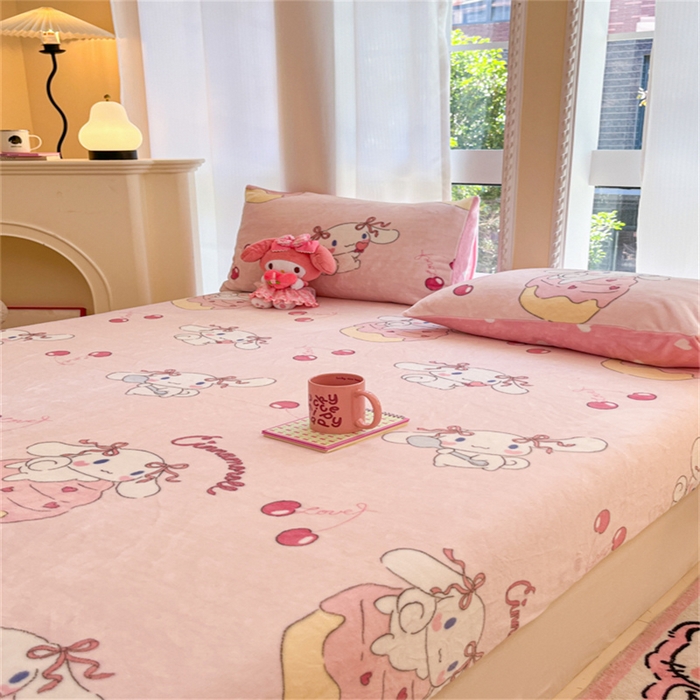 91家纺网 家纺一手货源 找家纺 博雅 2024新款三丽鸥牛奶绒小版床笠系列 牛奶绒小版-淘气玉桂狗