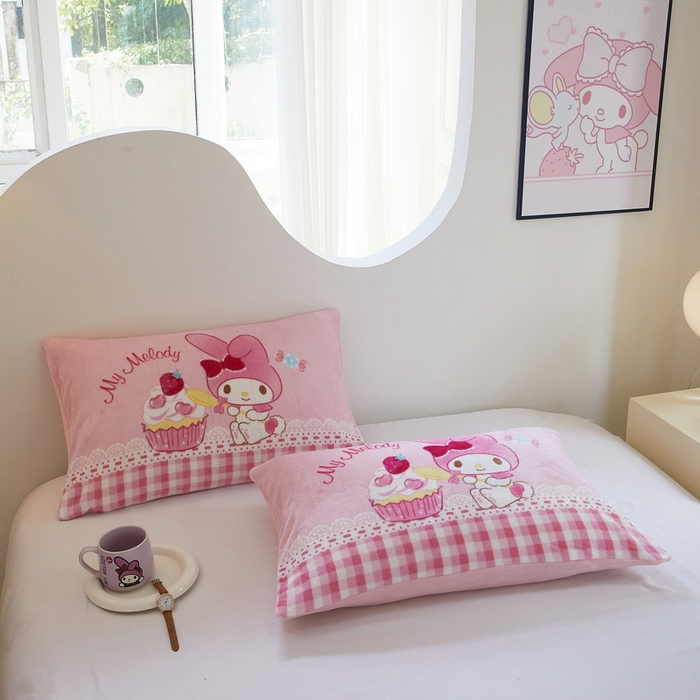 91家纺网 家纺一手货源 找家纺 蘭菲家纺 2024新款牛奶绒卡通三丽鸥单品枕套 生日快乐