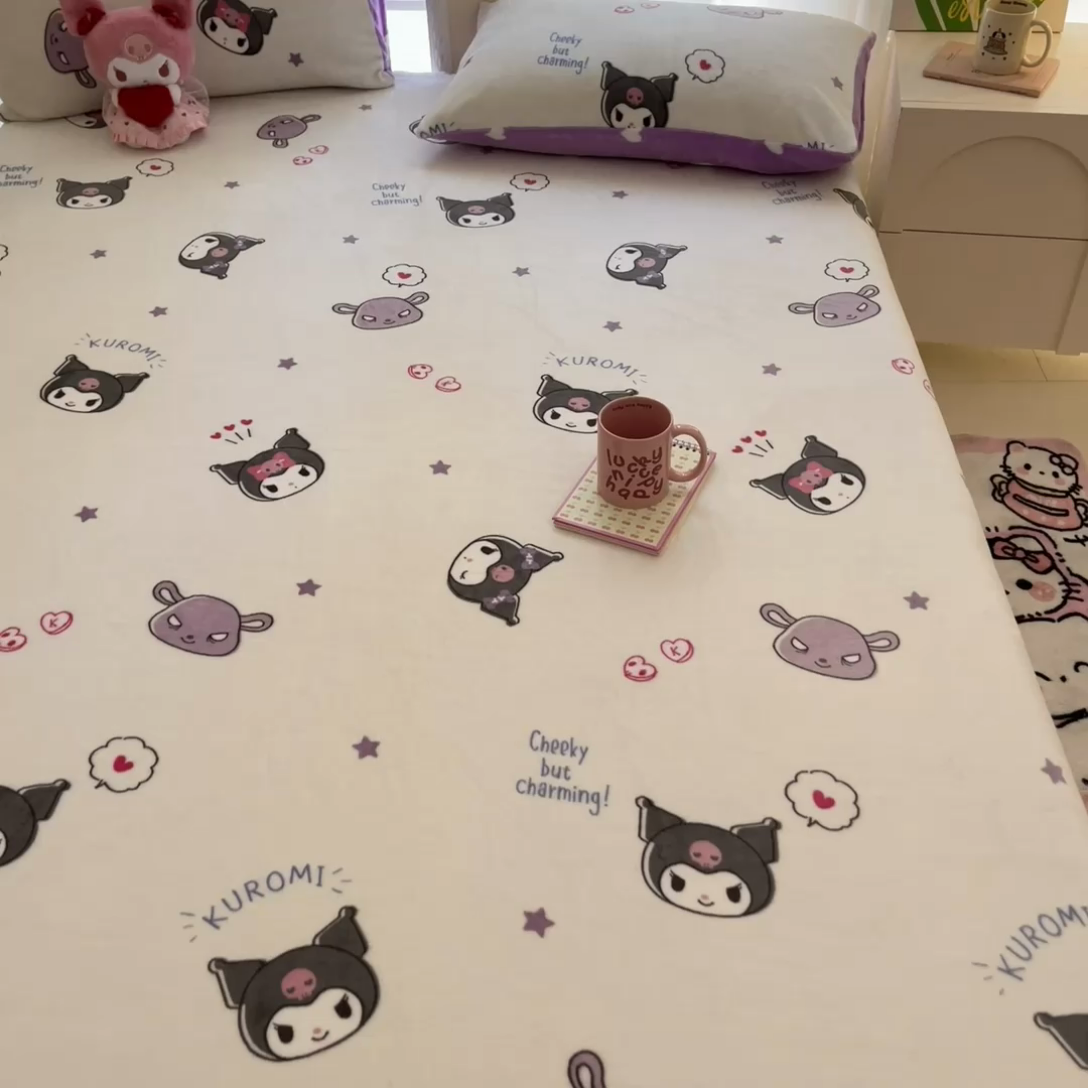 91家纺网 家纺一手货源 找家纺 博雅 2024新款三丽鸥牛奶绒小版床笠系列 牛奶绒小版-满版库洛米