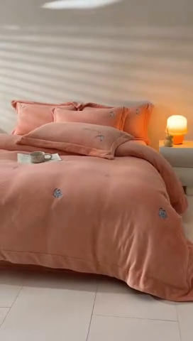 91家纺网 家纺一手货源 找家纺 新方向 2025新款全消光A类刺绣牛奶绒四件套-悦动 悦动-桃玉