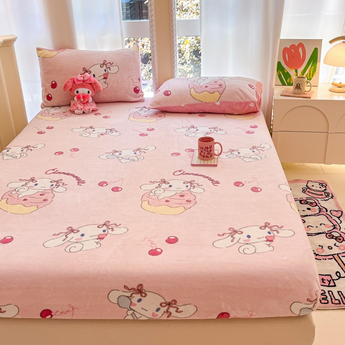 91家纺网 家纺一手货源 找家纺 博雅 2024新款三丽鸥牛奶绒小版床笠系列 牛奶绒小版-淘气玉桂狗