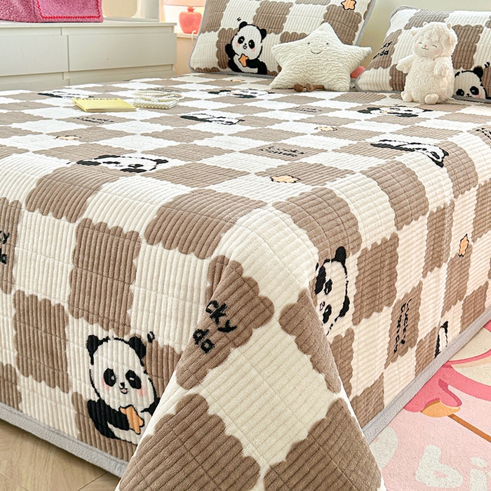 91家纺网 家纺一手货源 找家纺 梵朴 2024新款牛奶绒直角包边床盖 棋盘格熊猫