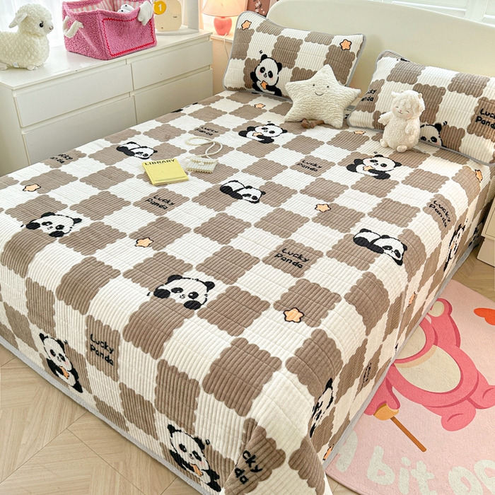 91家纺网 家纺一手货源 找家纺 梵朴 2024新款牛奶绒直角包边床盖 棋盘格熊猫