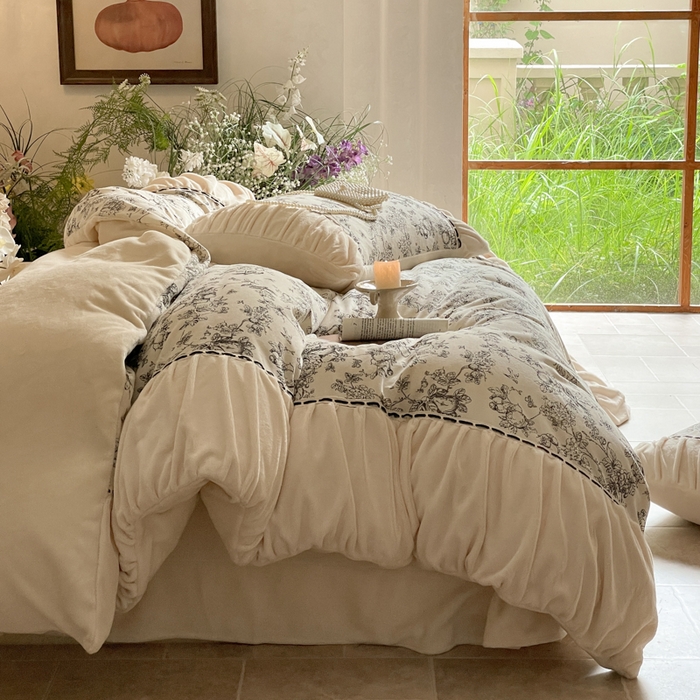 91家纺网 家纺一手货源 找家纺 一左一右 2024秋冬新款法式风复古印花褶皱花边保暖加厚高克重全消光牛奶绒四件套（提供买家秀） 奶油白