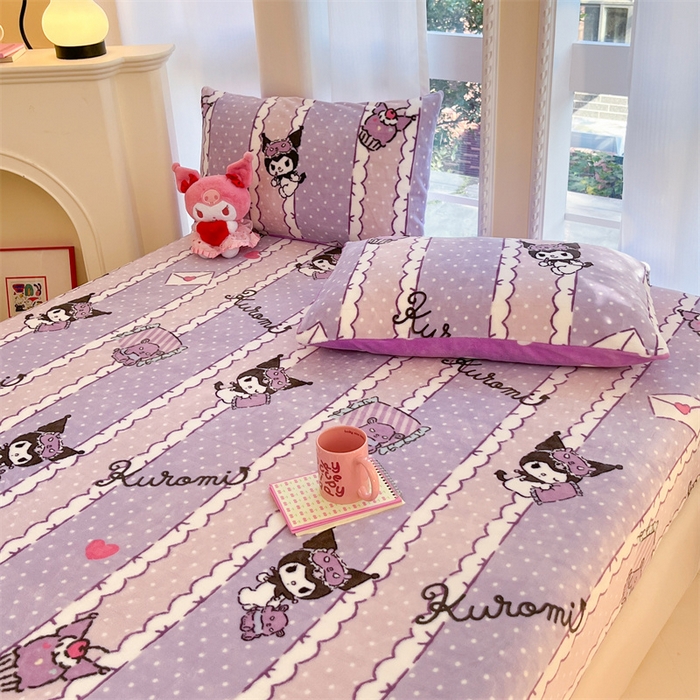 91家纺网 家纺一手货源 找家纺 博雅 2024新款三丽鸥牛奶绒小版床笠系列 牛奶绒小版-安睡库洛米