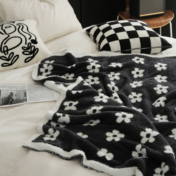 91家纺网 家纺一手货源 找家纺 暖绵绵家纺 2025新款半边绒清新甜美碎花多功能毯-普利朵 普利朵-碳灰色