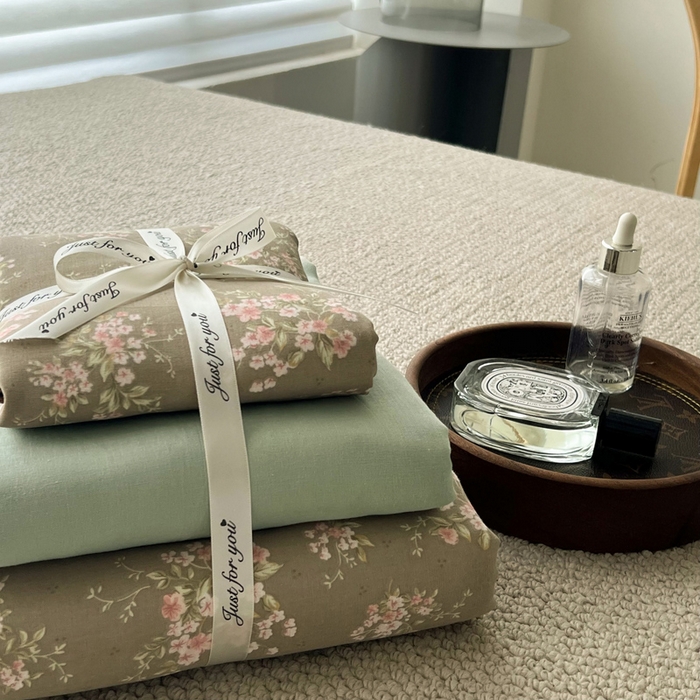 91家纺网 家纺一手货源 找家纺 一比一家纺 2025新款全棉母婴级抗菌有氧全棉双层纱亲肤全棉小清新印花三件套四件套 曼城旧事