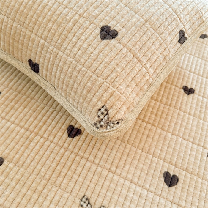 91家纺网 家纺一手货源 找家纺 梵朴 2024新款牛奶绒直角包边床盖 蝶之心-咖