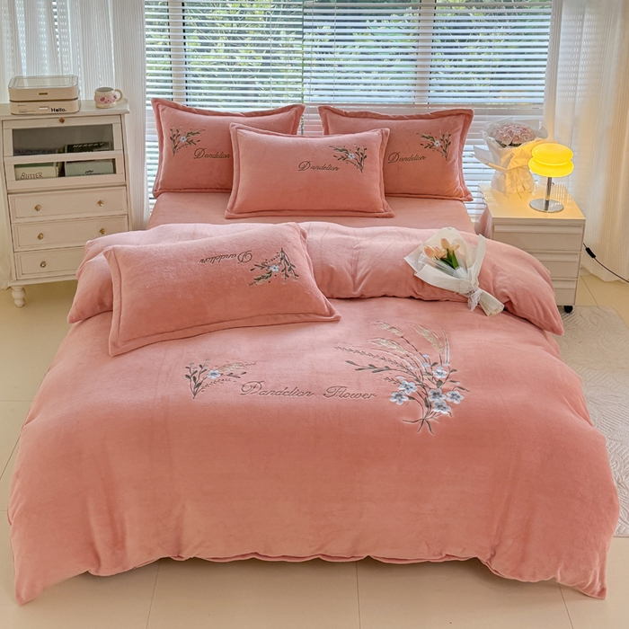 91家纺网 家纺一手货源 找家纺 金米诺 2024新款绣花牛奶绒四件套 麦穗-藕粉