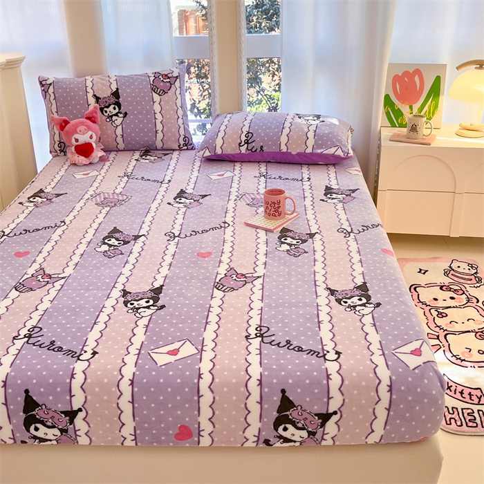 91家纺网 家纺一手货源 找家纺 博雅 2024新款三丽鸥牛奶绒小版床笠系列 牛奶绒小版-安睡库洛米