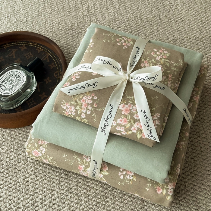 91家纺网 家纺一手货源 找家纺 一比一家纺 2025新款全棉母婴级抗菌有氧全棉双层纱亲肤全棉小清新印花三件套四件套 曼城旧事