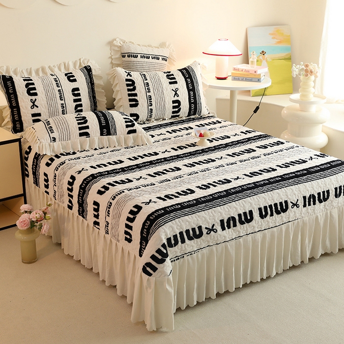 91家纺网 家纺一手货源 找家纺 （总）金盛皇朝家纺 2024秋冬新品高克重牛奶绒夹棉花边床盖系列