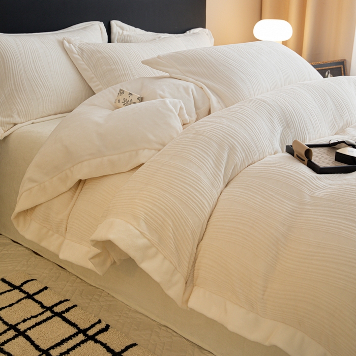 91家纺网 家纺一手货源 找家纺 简宜家居（朝初家纺） 2025新款宽边提花牛奶绒四件套 琉璃-奶白