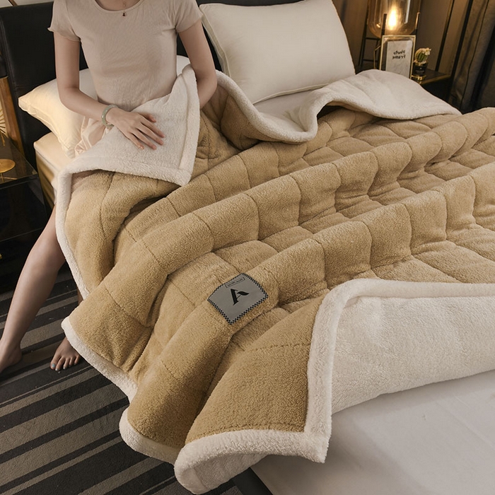 91家纺网 家纺一手货源 找家纺 恋绒家纺 2025新款加厚三层毛毯被牛奶绒复合毯子夹棉盖毯午睡毯子法莱绒毛毯 （亲肤绒-）-米咖