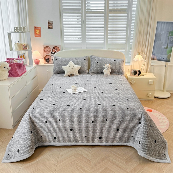 91家纺网 家纺一手货源 找家纺 梵朴 2024新款牛奶绒直角包边床盖 波点灰