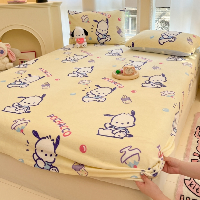 91家纺网 家纺一手货源 找家纺 博雅 2024新款三丽鸥牛奶绒小版床笠系列 牛奶绒小版-冰淇淋帕恰狗