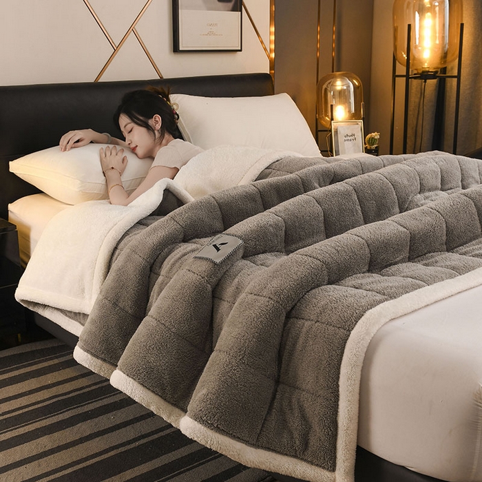 91家纺网 家纺一手货源 找家纺 恋绒家纺 2025新款加厚三层毛毯被牛奶绒复合毯子夹棉盖毯午睡毯子法莱绒毛毯 （亲肤绒-）-浅灰