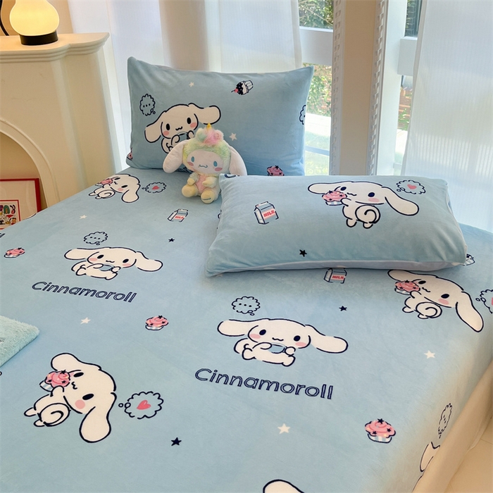 91家纺网 家纺一手货源 找家纺 博雅 2024新款三丽鸥牛奶绒小版床笠系列 牛奶绒小版-蛋糕玉桂狗