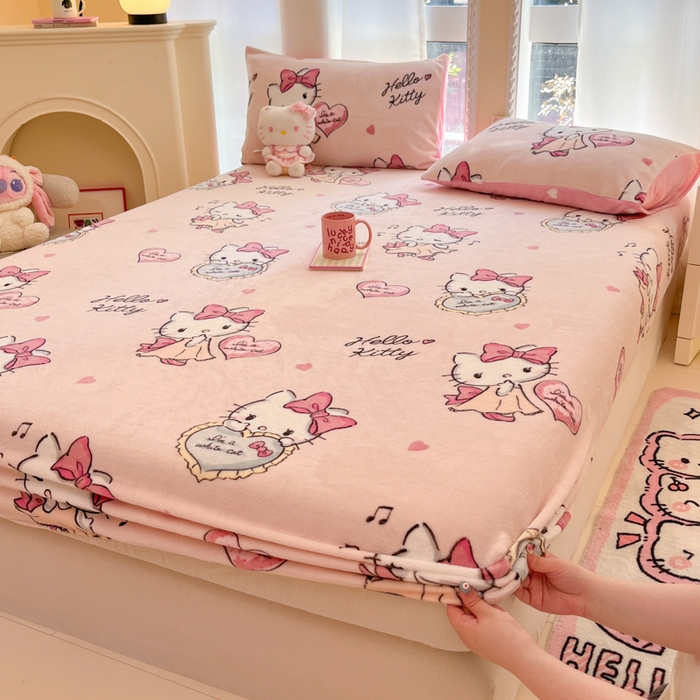 91家纺网 家纺一手货源 找家纺 博雅 2024新款三丽鸥牛奶绒小版床笠系列 牛奶绒小版-害羞KT猫