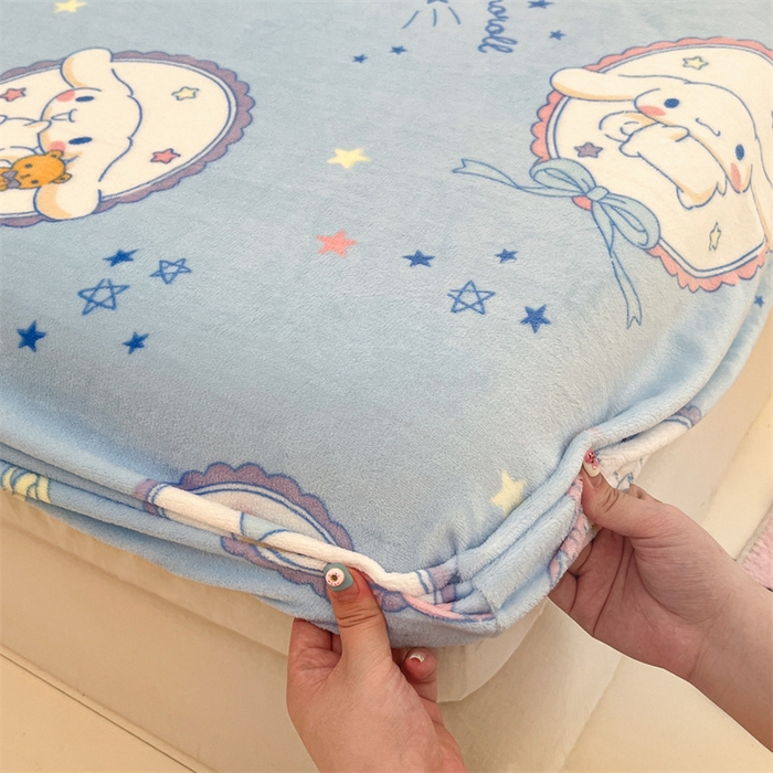 91家纺网 家纺一手货源 找家纺 博雅 2024新款三丽鸥牛奶绒小版床笠系列 牛奶绒小版-蓝色玉桂狗