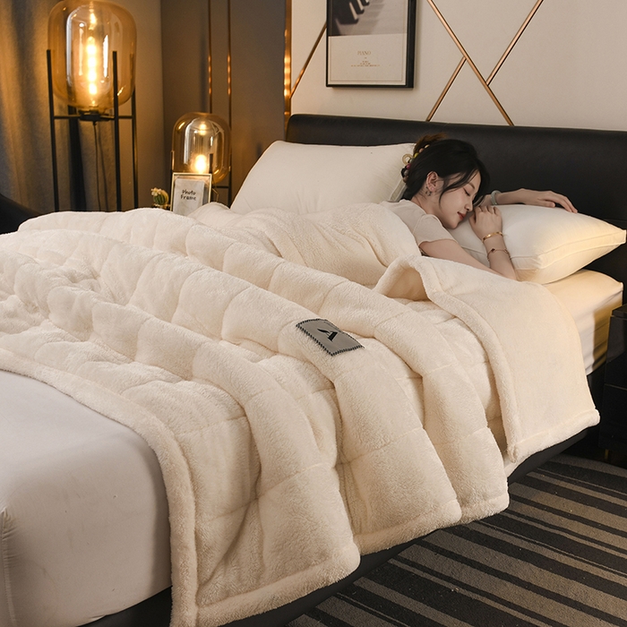 91家纺网 家纺一手货源 找家纺 恋绒家纺 2025新款加厚三层毛毯被牛奶绒复合毯子夹棉盖毯午睡毯子法莱绒毛毯 （亲肤绒-）-米白