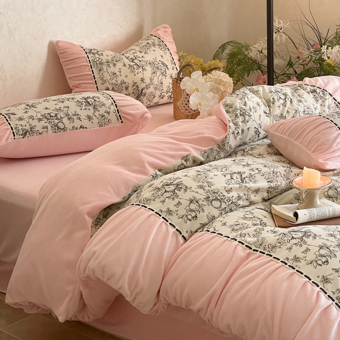 91家纺网 家纺一手货源 找家纺 一左一右 2024秋冬新款法式风复古印花褶皱花边保暖加厚高克重全消光牛奶绒四件套（提供买家秀） 仲夏粉