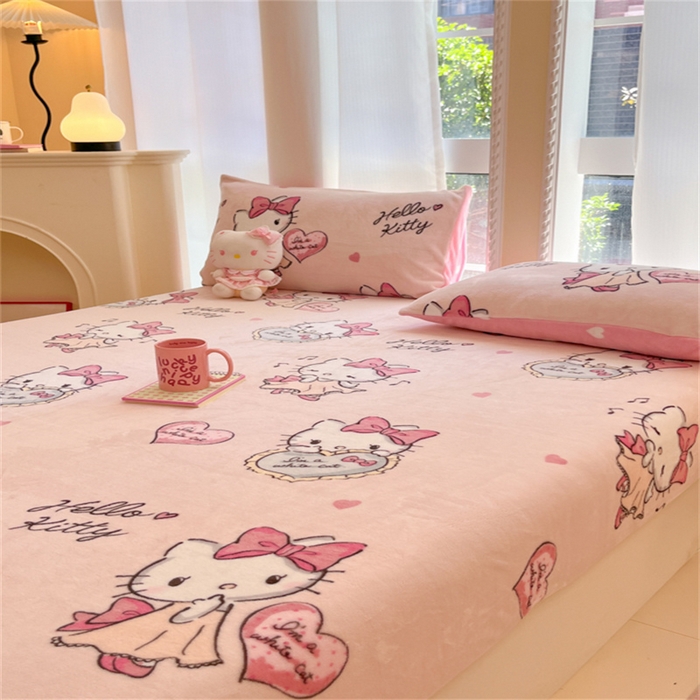 91家纺网 家纺一手货源 找家纺 博雅 2024新款三丽鸥牛奶绒小版床笠系列 牛奶绒小版-害羞KT猫