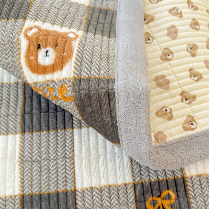 91家纺网 家纺一手货源 找家纺 梵朴 2024新款牛奶绒直角包边床盖 格子小熊