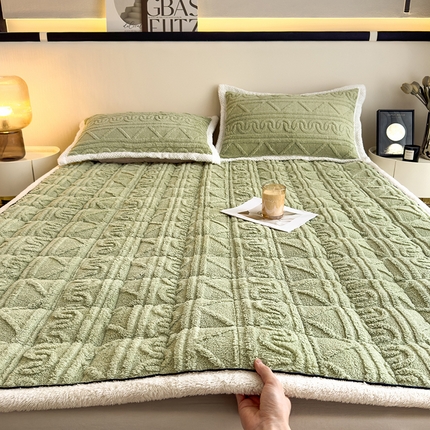 91家纺网 家纺一手货源 找家纺 暖季家纺 2025新款A类高克重提花塔芙绒夹棉床垫床褥 浮笙-果绿床褥