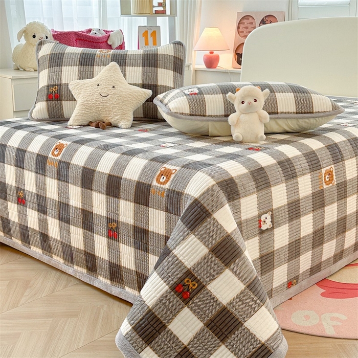 91家纺网 家纺一手货源 找家纺 梵朴 2024新款牛奶绒直角包边床盖 格子小熊