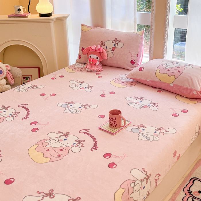 91家纺网 家纺一手货源 找家纺 博雅 2024新款三丽鸥牛奶绒小版床笠系列 牛奶绒小版-淘气玉桂狗