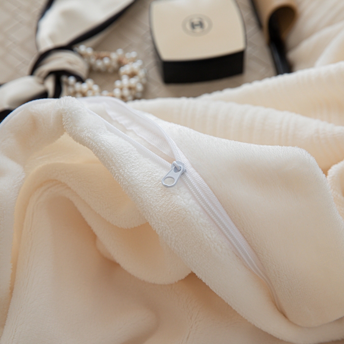 91家纺网 家纺一手货源 找家纺 简宜家居（朝初家纺） 2025新款宽边提花牛奶绒四件套 琉璃-奶白