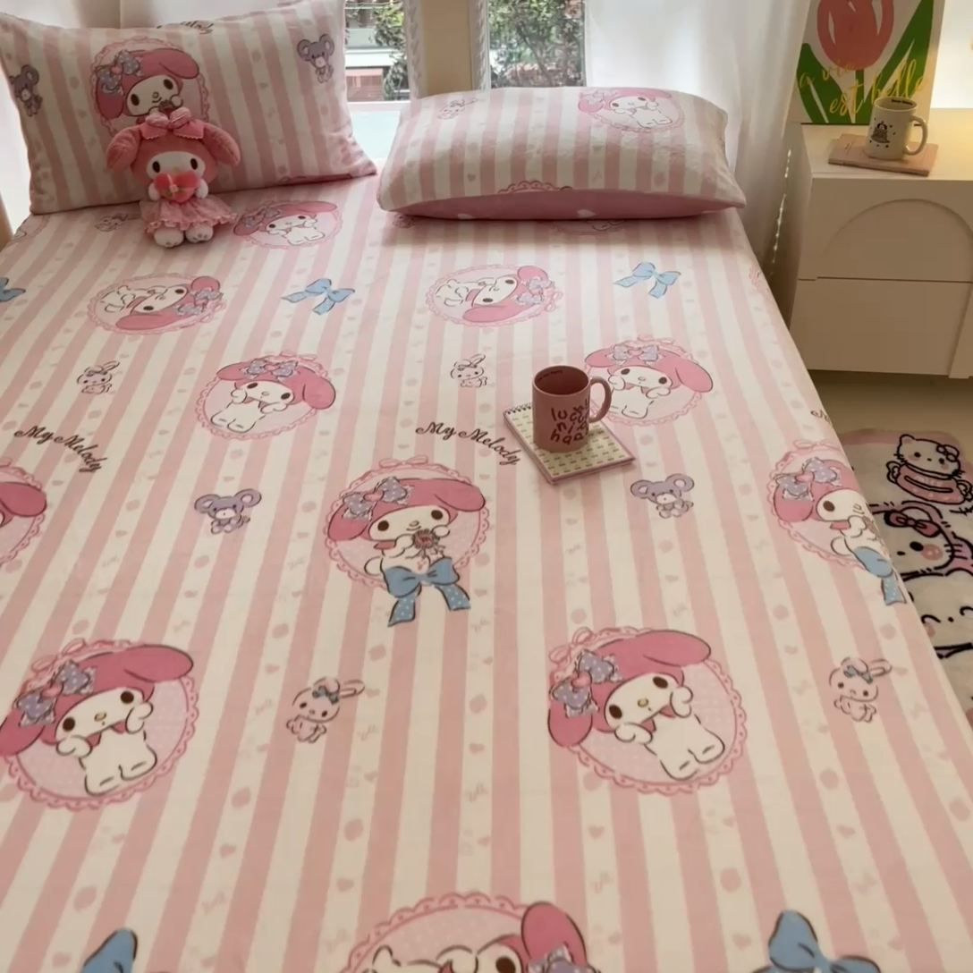 91家纺网 家纺一手货源 找家纺 博雅 2024新款三丽鸥牛奶绒小版床笠系列 牛奶绒小版-甜甜美乐蒂