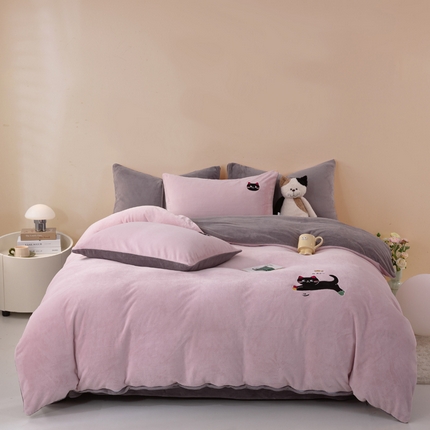 91家纺网 家纺一手货源 找家纺 沐晴家纺 2024新品秋冬加厚牛奶绒纯色简约绣花卡通四件套 淘气猫（浅粉+深灰）