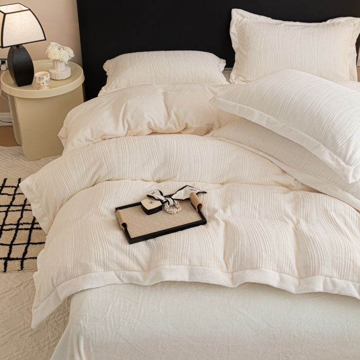 91家纺网 家纺一手货源 找家纺 简宜家居（朝初家纺） 2025新款宽边提花牛奶绒四件套 琉璃-奶白