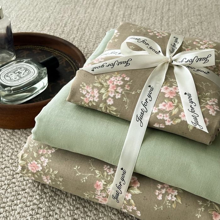 91家纺网 家纺一手货源 找家纺 一比一家纺 2025新款全棉母婴级抗菌有氧全棉双层纱亲肤全棉小清新印花三件套四件套 曼城旧事