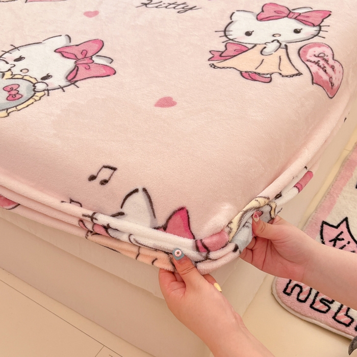 91家纺网 家纺一手货源 找家纺 博雅 2024新款三丽鸥牛奶绒小版床笠系列 牛奶绒小版-害羞KT猫