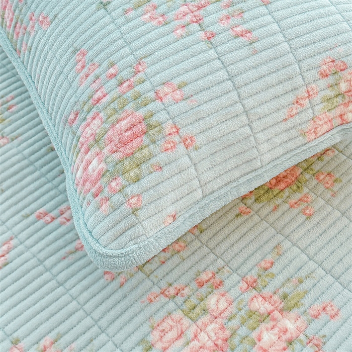 91家纺网 家纺一手货源 找家纺 梵朴 2024新款牛奶绒直角包边床盖 欧风花影-蓝