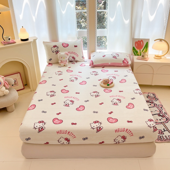 91家纺网 家纺一手货源 找家纺 博雅 2024新款三丽鸥牛奶绒小版床笠系列 牛奶绒小版-爱心KT猫