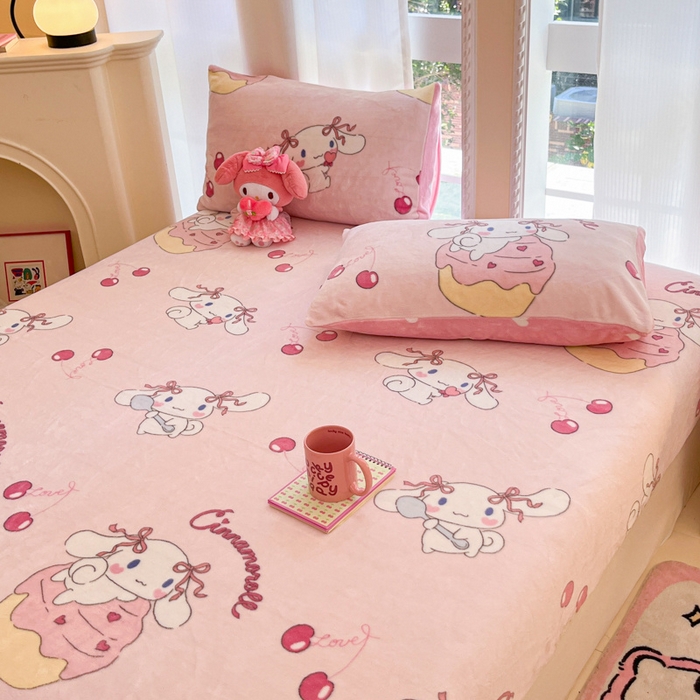 91家纺网 家纺一手货源 找家纺 博雅 2024新款三丽鸥牛奶绒小版床笠系列 牛奶绒小版-淘气玉桂狗